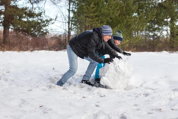 Ο μπαμπάς και γιος παίζοντας στο χιόνι — Φωτογραφία Αρχείου