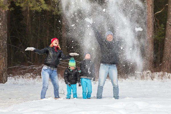 Familia feliz en el bosque de invierno. — Foto de Stock