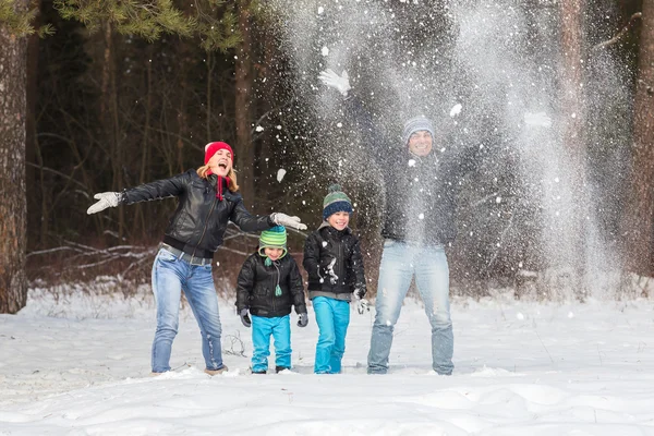 Família feliz na floresta de inverno . — Fotografia de Stock