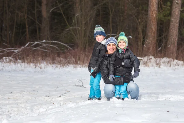 Família feliz na floresta de inverno . — Fotografia de Stock