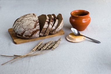 Lezzetli ve lezzetli dilimlenmiş somun ekmek tahtası. Ekmek açıktır