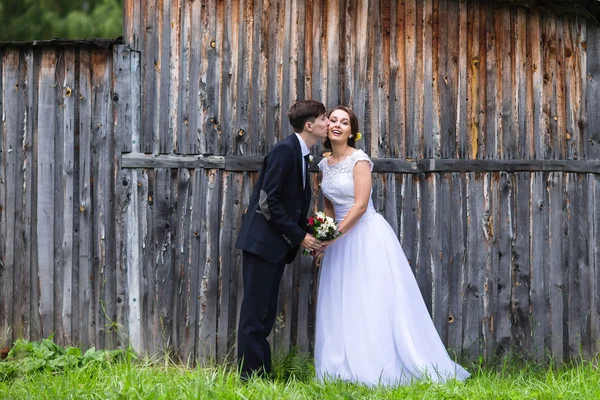 Beautiful bride and groom — Stock Photo, Image