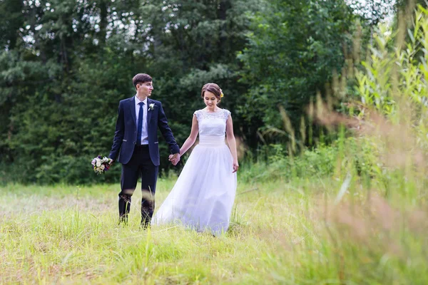 Beautiful bride and groom — Stock Photo, Image