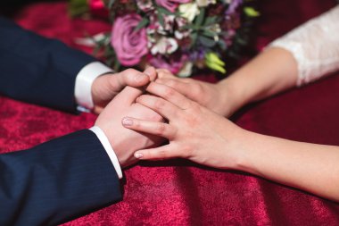 Erkek ve kadın el ele tutuşuyor