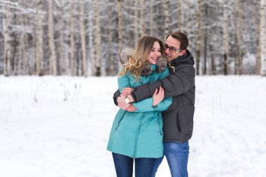 Genç güzel kış ormanda yürümek çift