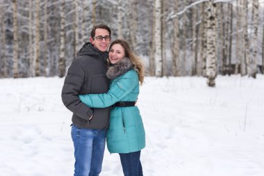 Genç güzel kış ormanda yürümek çift