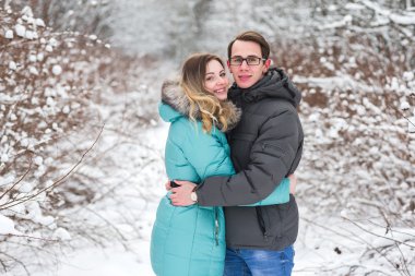 Genç güzel kış ormanda yürümek çift