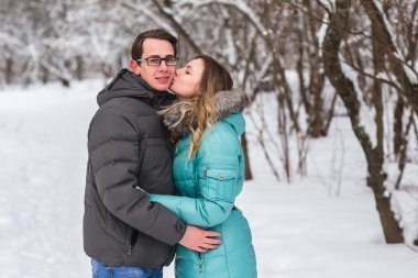 Genç güzel kış ormanda yürümek çift