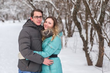 Genç güzel kış ormanda yürümek çift