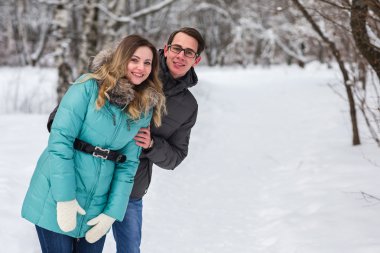 Genç güzel kış ormanda yürümek çift