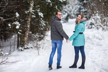 Genç güzel kış ormanda yürümek çift