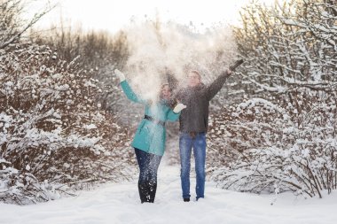 Genç güzel kış ormanda yürümek çift