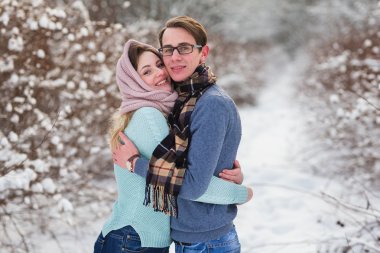 Genç güzel kış ormanda yürümek çift