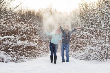 Genç güzel kış ormanda yürümek çift