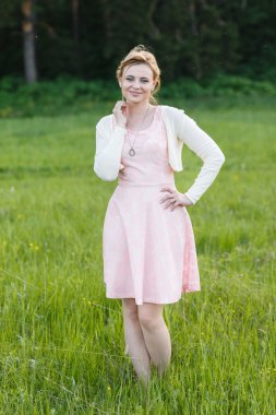 yürüyen güzel bir genç kadın