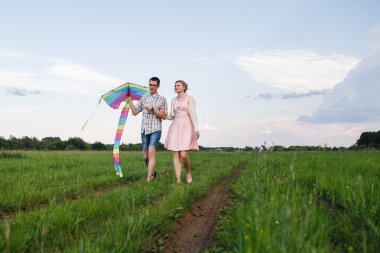 Uçurtma uçuran bir çift.