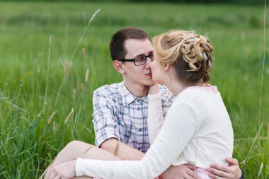 Genç bir çift yürür