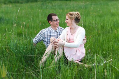 Genç bir çift yürür