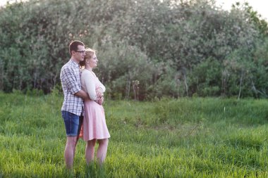 Genç bir çift yürür