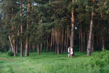 Genç bir çift yürür