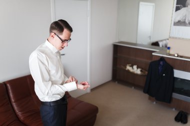 gömlek uzun kol düğmeleri.