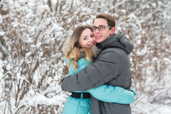Genç güzel kış ormanda yürümek çift
