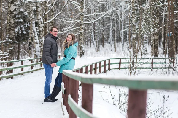 Junges schönes Paar spaziert im Winterwald — Stockfoto