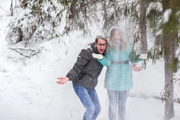 Joven hermosa pareja caminando en el bosque de invierno — Foto de Stock