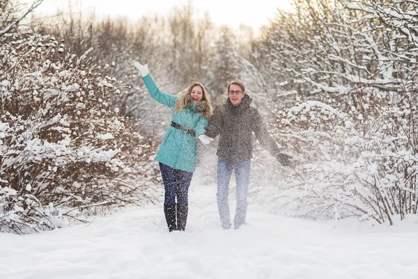 Joven hermosa pareja caminando en el bosque de invierno — Foto de Stock