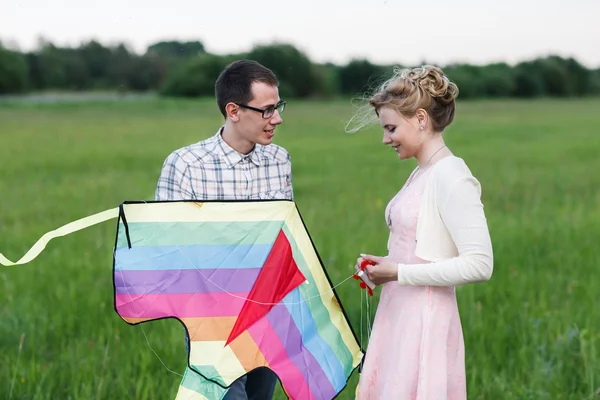 Casal voando um papagaio. — Fotografia de Stock