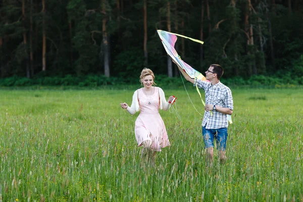 Couple flying a kite. — Stock Photo, Image