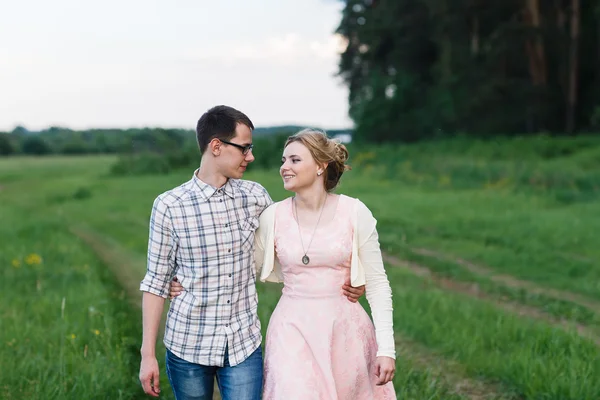 A young couple walks — Stock Photo, Image