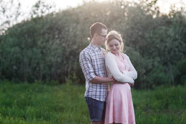 A young couple walks — Stock Photo, Image