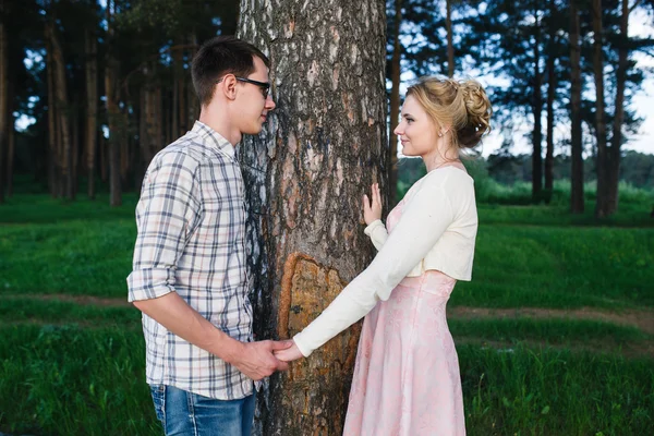 A young couple walks — Stock Photo, Image