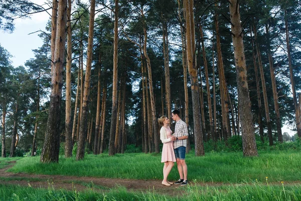 A young couple walks — Stock Photo, Image