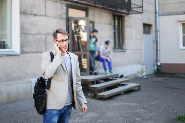 Un joven hablando — Foto de Stock