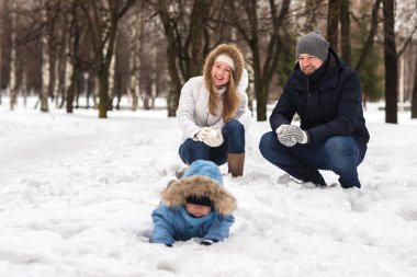 Bir kış Park'ta yürüyordunuz mutlu genç aile