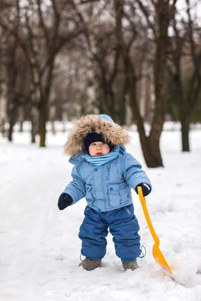 Hermoso y alegre niño camina — Foto de Stock