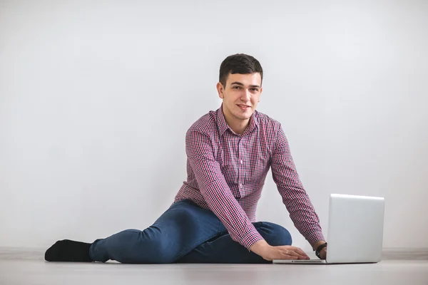 Молодой человек, работающий на ноутбуке — стоковое фото