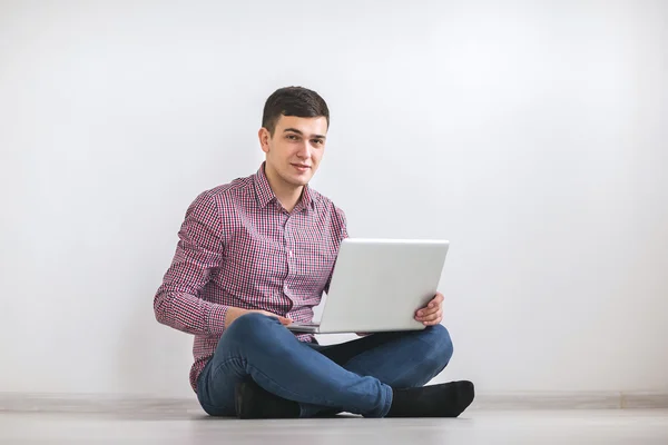 Молодой человек, работающий на ноутбуке — стоковое фото