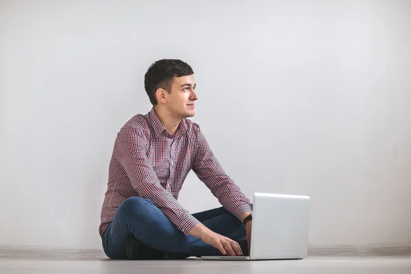 Молодий чоловік працює на ноутбуці — стокове фото