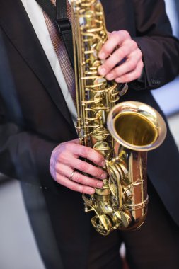 bir adam saksafon çalıyor