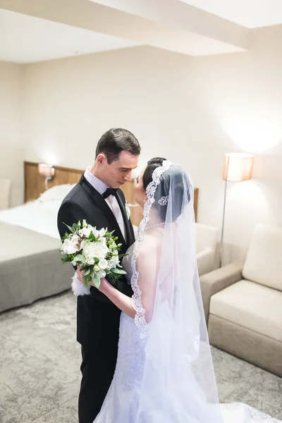 The first meeting of the bride and groom on the wedding day — Stock Photo, Image