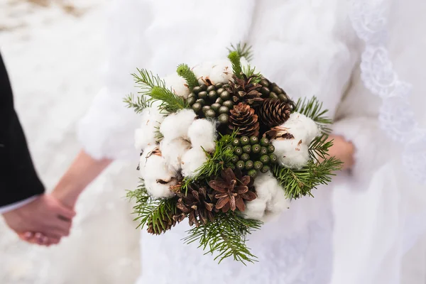 Hermoso ramo de bodas de invierno con conos —  Fotos de Stock