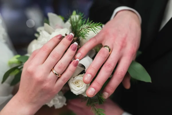 Anillos de boda en las manos de los recién casados. —  Fotos de Stock