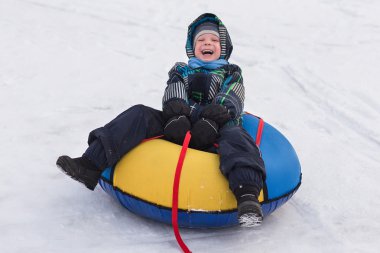 Neşeli yakışıklı çocuk bir roller coaster binmek.