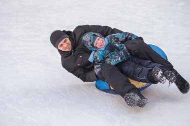 Bir roller coaster ride TH neşeli bir çocukla olan genç bir adam