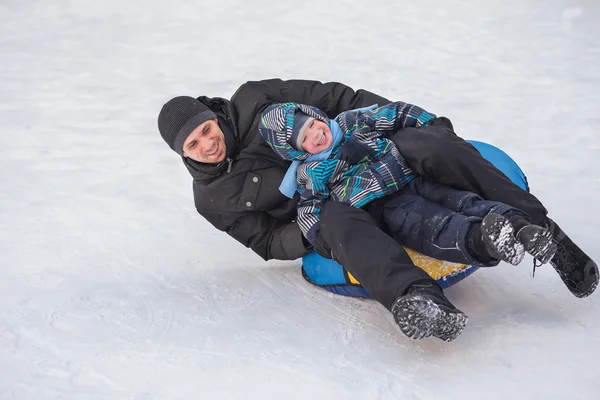 Bir roller coaster ride TH neşeli bir çocukla olan genç bir adam