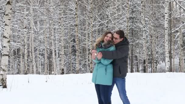 Jovem casal feliz andando em um parque de inverno . — Vídeo de Stock