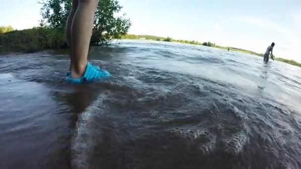 Ragazzo che corre sulla spiaggia — Video Stock